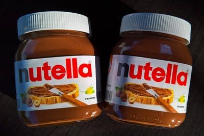 Nutella ist eine Nuss-Nougat-Creme des italienischen Herstellers Ferrero. Sie besteht ?berwiegend aus Zucker mit Zutaten-stock-photo