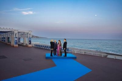 Iraqi President Abdul Latif Jamal Rashid and First Lady Shanaz Ibrahim Ahmed meet with French President Emmanuel Macron and his wife Brigitte Macron-stock-foto