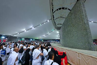 Muslim pilgrims cast stones at pillars in the symbolic stoning of the devil, the last rite of the annual Hajj, in Mina-stock-foto