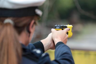 Themenbild Polizei mit Tasern Eine Polizistin zielt mit einem neuen Taser. Die Polizei NRW ist mit Tasern ausgestattet w-stock-foto