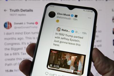 Auf einem Laptop wurd der Account von Donald Trump auf seiner Social-Media-Plattform Truth Social ge?ffnet. Davor wurde-stock-foto