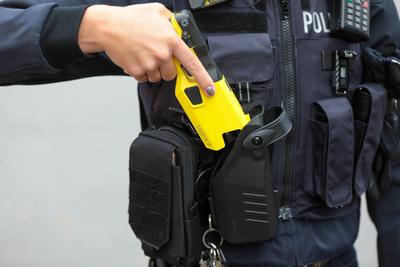 Themenbild Polizei mit Tasern Die Polizei NRW ist mit Tasern ausgestattet worden. Die Distanzelektroimpulsger?te werden-stock-foto