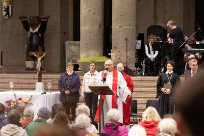 Pfingstgottesdienst am Rathaus Schoeneberg in Berlin-stock-photo