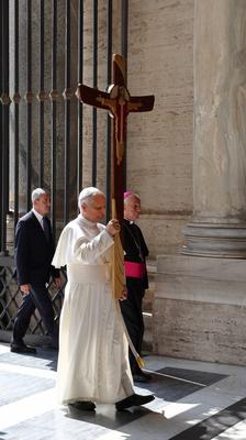 ITALY - POPE LEO XIV HOLDS A CRUCIFIX AS HE LEADS THE PROCESSION FRO AULA PAOLO VI TO THE HOLY DOOR AS PART OF THE JUBILEE 2025 OF THE HOLY SEE   AT  THE  VATICAN - 2025/6/9-stock-foto