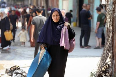 Palestinians, carrying their personal belongings, try to fled to safer areas to escape from Israeli attacks on Jabalia-stock-photo