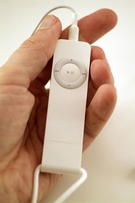 Apple iPod shuffle MP3 Player in der Hand-stock-foto