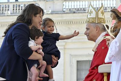 ITALY - POPE LEO XIV LEADS HOLY MASS ON THE SOLEMNITY OF PENTECOST ON THE OCCASION OF THE JUBILEE OF ECCLESIAL MOVEMENTS, ASSOCIATIONS AND NEW COMMUNITIES  AT  THE  VATICAN - 2025/6/8-stock-photo