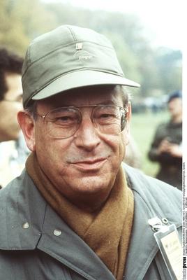 Bildnummer: 56632443  Datum: 01.11.1985  Copyright: imago/teutopressFriedrich Zimmermann (CSU-Politiker) 11/85 rud Mann Politik Bundesinnenminister Bundestag Abgeordneter Bayern leger kurzhaarig Jacke M?tze gr?n Schal Brille draussen Portrait hoch l?chelnd People Politik Wirtschaft xmk x0x 1985 hoch Highlight  56632443 Date 01 11 1985 Copyright Imago teutopress Friedrich Zimmermann CSU Politicians 11 85 Rud Man politics Federal Interior Minister Bundestag Members Bavaria casual short Jacket Cap Green Shawl Glasses outside Portrait vertical smiling Celebrities politics Economy xmk x0x 1985 vertical Highlight-stock-foto