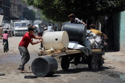 Palestinians, carrying their personal belongings, try to fled to safer areas to escape from Israeli attacks on Jabalia-stock-photo