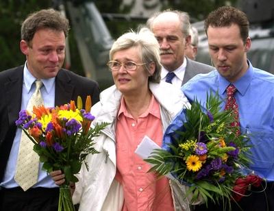 Ehemalige Geisel Renate Wallert (Mitte) und ihr Sohn Dirk (re., beide GER) w?hrend der Ankunft am Klinikum G?ttingen --stock-foto