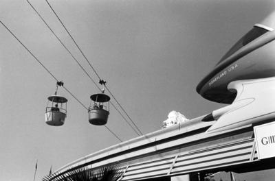 Zu Besuch in Disneyland Zwei Gondeln des Skyway, die Spitze des Matterhorn sowie das Heck des Mark I Monorail-Zuges, ver-stock-photo