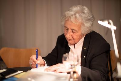 Anita Lasker-Wallfisch bei Lesung in Schwerin 2018 - Auschwitz survivor Anita Lasker-Wallfisch at a reading 2018 *** An-stock-foto