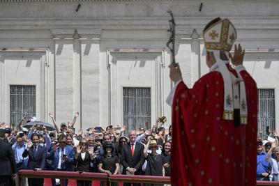 ITALY - POPE LEO XIV LEADS HOLY MASS ON THE SOLEMNITY OF PENTECOST ON THE OCCASION OF THE JUBILEE OF ECCLESIAL MOVEMENTS, ASSOCIATIONS AND NEW COMMUNITIES  AT  THE  VATICAN - 2025/6/8-stock-foto