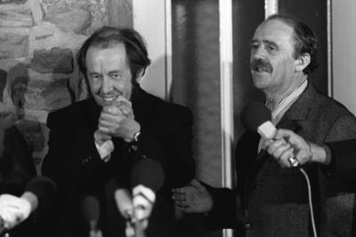 Bildnummer: 50322771  Datum: 14.02.1974  Copyright: imago/Sven SimonDie Schriftsteller Heinrich B?ll (re. /GER) und Alexander Solschenizyn (li. /RUS)  vor B?lls Haus in Langenbroich, Personen , optimistisch; 1974, Langenbroich, Alexandr, Solschenizin, Solchenizin, Solchenizyn, Solschenyzin, Gestik, Freundschaft, Verbundenheit,; , quer, KBsw, Gruppenbild, Literatur, Kunst, Deutschland, Randbild, PeopleBildnummer 50322771 Date 14 02 1974 Copyright Imago Sven Simon the Writer Heinrich Boll right ger and Alexander Solzhenitsyn left RUS before B?ll House in Langenbroich People optimistic 1974 Langenbroich Alexandr Solschenizin Solchenizin Solchenizyn Solschenyzin Gesture Friendship Ties horizontal KBsw Group photo Literature Art Germany Edge image Celebrities-stock-photo