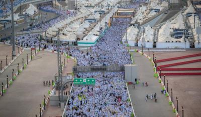 Muslim pilgrims cast stones at pillars in the symbolic stoning of the devil, the last rite of the annual Hajj, in Mina-stock-foto