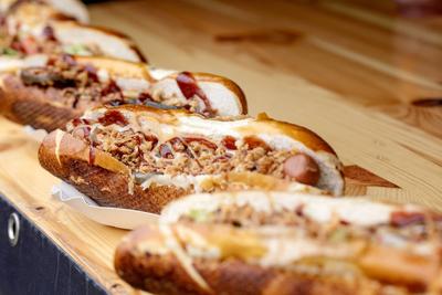 Gourmet-Hotdogs auf Holzbrett-stock-photo