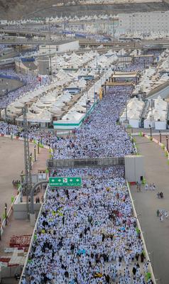 Muslim pilgrims cast stones at pillars in the symbolic stoning of the devil, the last rite of the annual Hajj, in Mina-stock-foto