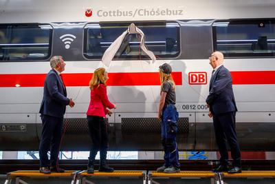 ICE Bahnwerk Cottbus - Zugtaufe ICE Cottbus-stock-foto
