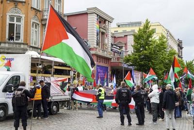 Demonstranten mit Palaestinenser Fahnen Banner und Schildern Ca. 200 Palaestinenser und Unterstuetzer demonstrierten vor der Roten Flora gegen Israel und den Krieg im Gaza Streifen.Die Rote Flora Anh?nger hatten sich immer wieder solidarisch mit Israel gezeigt. Die Polizei war mit zahlreichen Kr?ften anwesend. Hamburg Deutschland *** Demonstrators with Palestinian flags banners and signs Approximately 200 Palestinians and supporters demonstrated in front of the Rote Flora against Israel and the war in the Gaza Strip The Rote Flora supporters had repeatedly shown solidarity with Israel The police were present with numerous forces Hamburg Germany-stock-foto