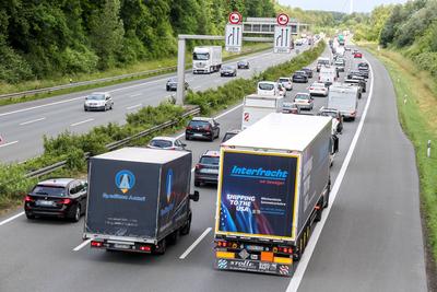 Pfingsreiseverkehr auf der Autobahn A1-stock-photo