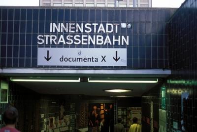 Bildnummer: 50545930  Datum: 01.09.1997  Copyright: imago/J?rgen HanelSchild - Documenta X - am Eingang zur Stra?enbahnstation Innenstadt in Kassel, Objekte; 1997, Kassel, Schilder, Wegweiser, Schriftzug, 10, Dokumenta, Unterf?hrung, Unterf?hrungen, Stra?enbahnstationen, Station, Stationen; , quer, Kbdia, Totale, Deutschland,  , Reisen, Hessen, Europa / ?PNV, ?ffentlicher, Personennahverkehr; Aufnahmedatum gesch?tzt-stock-foto