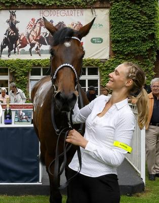 Rennpferd Lady Charlotte mit Adrie de Vries beim Fashion Raceday auf der Rennbahn Hoppegarten. *** Racehorse Lady Charlo-stock-foto