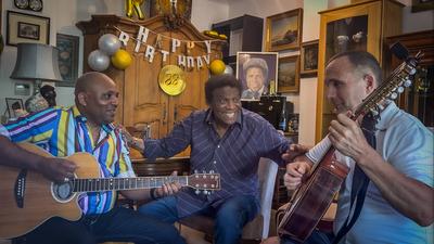 Mallorca, Spanien, Entertainer-Legende Roberto Blanco feiert seinen 88. Geburtstag in seinem Zuhause und musiziert gemei-stock-foto