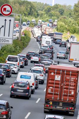Pfingsreiseverkehr auf der Autobahn A1-stock-photo