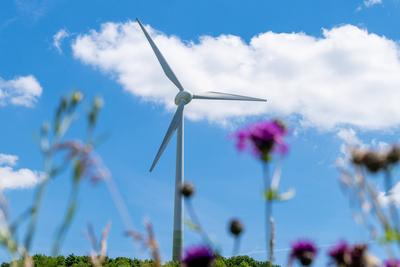 Munich, Bavaria, Germany - 30 May 2025: A large SWM wind turbine is located on the Fr?ttmaninger M?llberg, generating gr-stock-foto