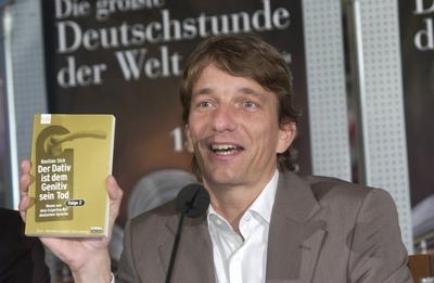 Bildnummer: 55000616  Datum: 14.02.2006  Copyright: imago/Horst GaluschkaBastian SICK , Bestseller Autor Dem Dativ ist dem Genitiv sein Tod bei PK zu Die gr?sste Deutschstunde der Welt - eine Lesung mit des Bestseller Autor Bastian Sick - Im Rahmen des internationalen Literaturfestivals in K?ln wird in der K?ln Arena die gr?sste Deutschstunde der Welt am 13.03.2006 vor ca. 15.000 Menschen stattfinden. 14.02.2006 Foto people Portr?t kbdig xtm xo0x 2 2006 querBildnummer 55000616 Date 14 02 2006 Copyright Imago Horst Galuschka Bastian Sick Bestsellers Author the You is the Genitive be Death at press conference to the largest German hour the World a Reading with the Bestsellers Author Bastian Sick in Frame the International Literature Festival in Cologne will in the Cologne Arena the largest German hour the World at 13 03 2006 before Approx 15 000 People place 14 02 2006 Photo Celebrities Portrait Kbdig XTM xo0x 2 2006 horizontal-stock-foto
