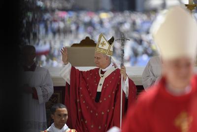 ITALY - POPE LEO XIV LEADS HOLY MASS ON THE SOLEMNITY OF PENTECOST ON THE OCCASION OF THE JUBILEE OF ECCLESIAL MOVEMENTS, ASSOCIATIONS AND NEW COMMUNITIES  AT  THE  VATICAN - 2025/6/8-stock-foto