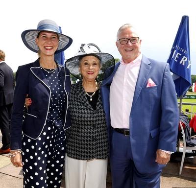 Kathrin Bernikas, Dagmar Frederic, Frank Henkel beim Fashion Raceday auf der Rennbahn Hoppegarten. *** Kathrin Bernikas,-stock-foto