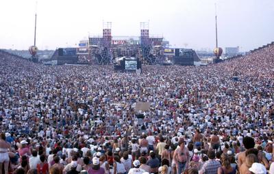 The Crowd at the Live Aid Concert in Philadelphia in 1985 PUBLICATIONxNOTxINxUSA Copyright: xScottxWeinerx-stock-foto