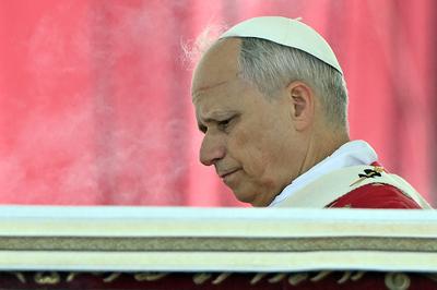 ITALY - POPE LEO XIV LEADS HOLY MASS ON THE SOLEMNITY OF PENTECOST ON THE OCCASION OF THE JUBILEE OF ECCLESIAL MOVEMENTS, ASSOCIATIONS AND NEW COMMUNITIES  AT  THE  VATICAN - 2025/6/8-stock-foto