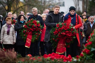 Berlin, Demonstration zum Gedenken an Rosa Luxemburg und Karl Liebknecht Tausende Menschen gedenken der Ermordung von Ka-stock-foto