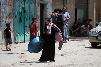 Palestinians, carrying their personal belongings, try to fled to safer areas to escape from Israeli attacks on Jabalia-stock-photo