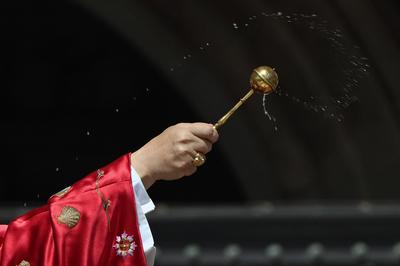 ITALY - POPE LEO XIV LEADS HOLY MASS ON THE SOLEMNITY OF PENTECOST ON THE OCCASION OF THE JUBILEE OF ECCLESIAL MOVEMENTS, ASSOCIATIONS AND NEW COMMUNITIES  AT  THE  VATICAN - 2025/6/8-stock-foto
