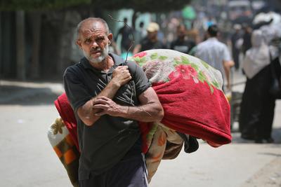 Palestinians, carrying their personal belongings, try to fled to safer areas to escape from Israeli attacks on Jabalia-stock-photo