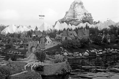 Zu Besuch in Disneyland Blick vom Kanal auf die Miniaturen von Gepettos Dorf, im Vordergrund ein Wegweiser, der auf die-stock-foto