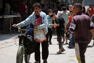 Palestinians, carrying their personal belongings, try to fled to safer areas to escape from Israeli attacks on Jabalia-stock-photo
