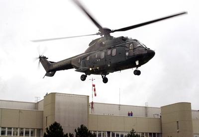 Hubschrauber des Bundesgrenzschutz w?hrend der Landung der ehemaligen Geisel Renate Wallert am Klinikum G?ttingen-stock-foto