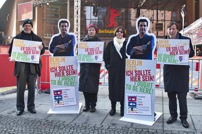 93/ Ich sollte hier sein , Solidaritaetskampagne des Friedensfilmpreises auf der Berlinale f?r Jafar Panahi, v.l.: Lutz-stock-foto