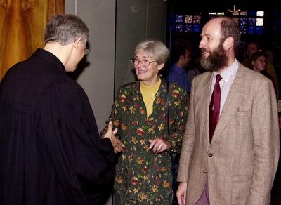 Werner und Renate Wallert (beide GER) im Gespr?ch mit Pfarrer Klaus Ammon (li.) nach einem Gottesdienst in der Stefanus-stock-foto