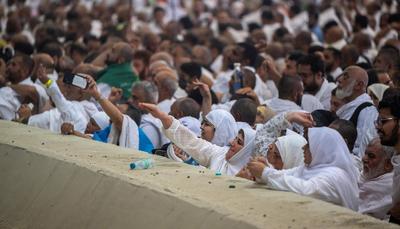 Muslim pilgrims cast stones at pillars in the symbolic stoning of the devil, the last rite of the annual Hajj, in Mina-stock-foto