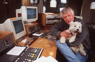 Carlo von Tiedemann mit Hund Debby 05 96 her Mann Fernsehen TV Radio Moderation Schauspiel Journali-stock-foto