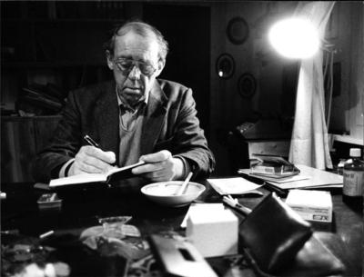 Heinrich B?ll Die Abbildung zeigt den deutschen Schriftsteller Heinrich B?ll in seinem Arbeitszimmer im Haus seines Sohn-stock-foto