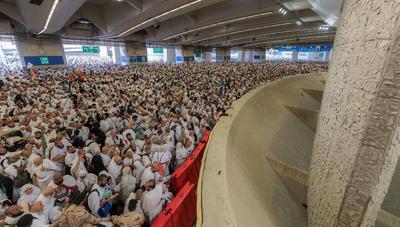 Muslim pilgrims cast stones at pillars in the symbolic stoning of the devil, the last rite of the annual Hajj, in Mina-stock-foto