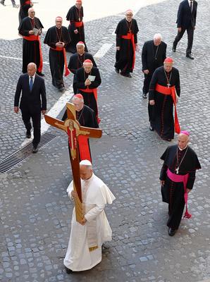 ITALY - POPE LEO XIV HOLDS A CRUCIFIX AS HE LEADS THE PROCESSION FRO AULA PAOLO VI TO THE HOLY DOOR AS PART OF THE JUBILEE 2025 OF THE HOLY SEE   AT  THE  VATICAN - 2025/6/9-stock-foto