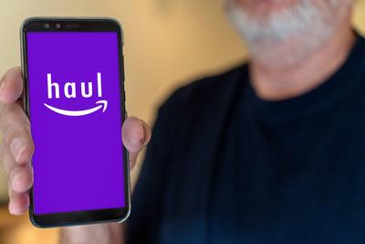 15 November 2024: Symbolic image Amazon launches a beta version of the cheap Amazon Haul store on smartphones in the USA-stock-foto