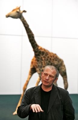 Bildnummer: 51991644  Datum: 16.06.2007  Copyright: imago/photo2000K?nstler Peter Friedl (AUT) spricht am Tage der Er?ffnung der - documenta 12 - in Kassel vor seiner Installation - The Zoo Story - , Personen , Highlight; 2007, Kassel, Ausstellung, Ausstellungen, Exponat, Giraffe, Giraffen, Fotoshooting; , hoch, Kbdig, Einzelbild, Installationen, Kunst, Deutschland, Randbild, People-stock-foto